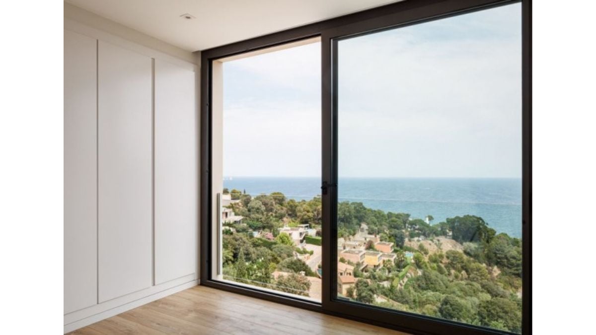 All of the bedrooms on the middle floor have breathtaking views and are meant for use as bedrooms.