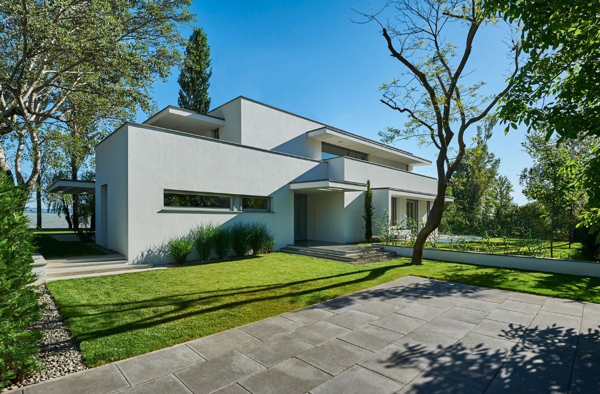 The front facade of the constructive villa which is firmly breaks the horizontally billowy edge of the horizon.