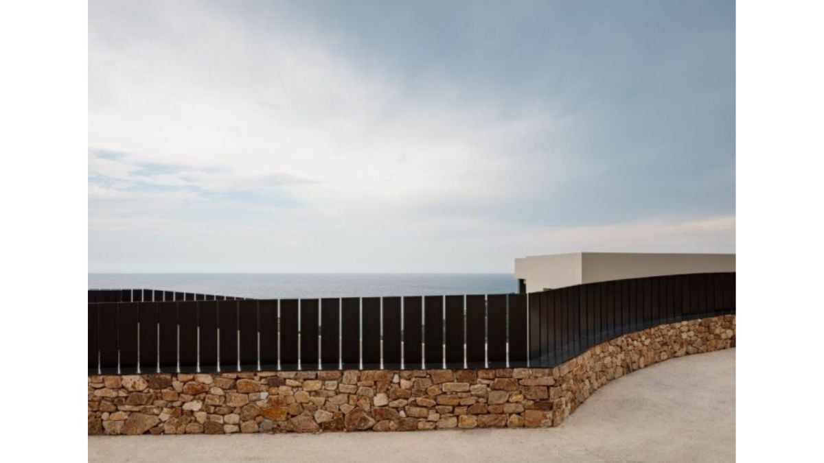 The family can take advantage of the outdoors and connect with the surrounding natural surroundings thanks to a sizable patio on the lower floor.