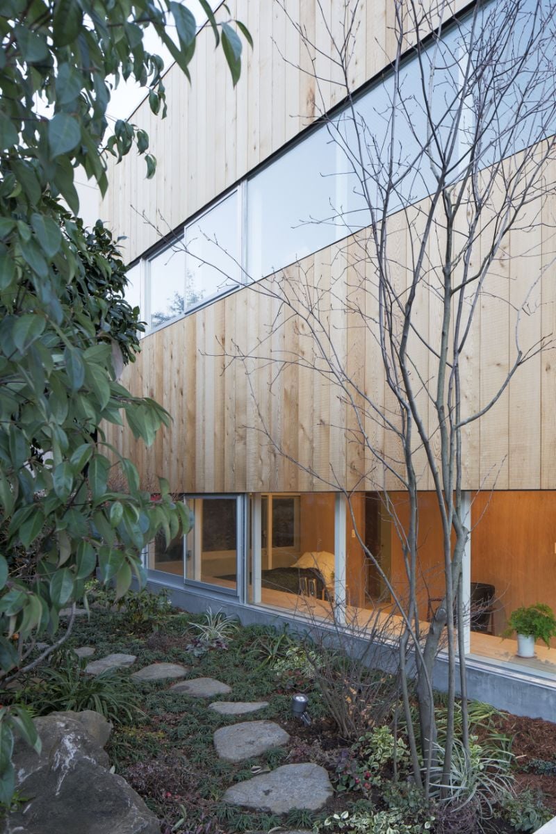 The ground floor is sunken a bit into the ground to find a new relation in absolute proximity to the garden, a new perspective to contemplate the greenery and an un-traditional openness to the gap around the site.
