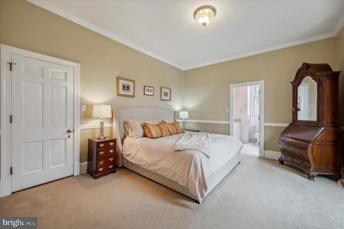 The comfortable bedroom was centered around a queen-size bed and outfitted with wall-to-wall carpeting, providing a cozy and inviting space for rest and relaxation.