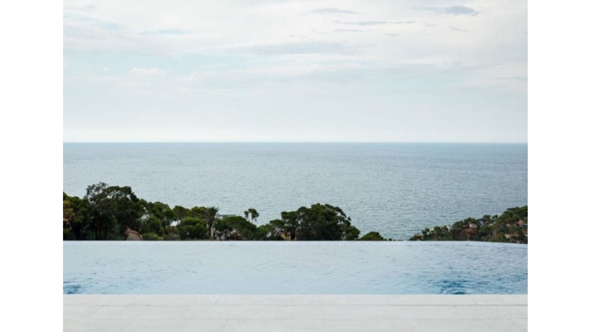 The patio, where the azure blues of the pool and the sea merge, is completed by an infinity pool.