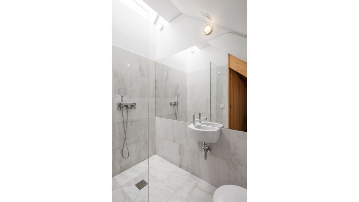 The color white is meticulously reproduced on the marble, carpentry, ceilings, and other surfaces.