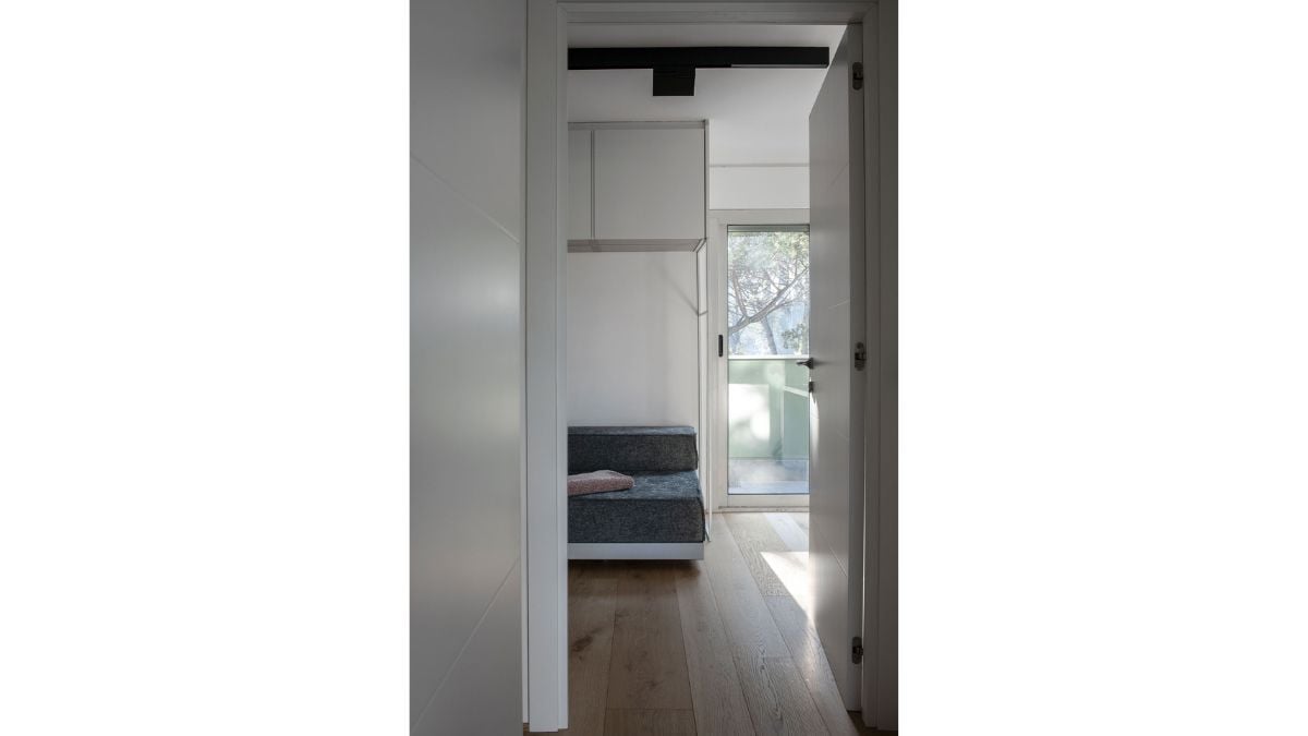 To create a warm and uniform environment, the architect designed and had made all of the furnishings.