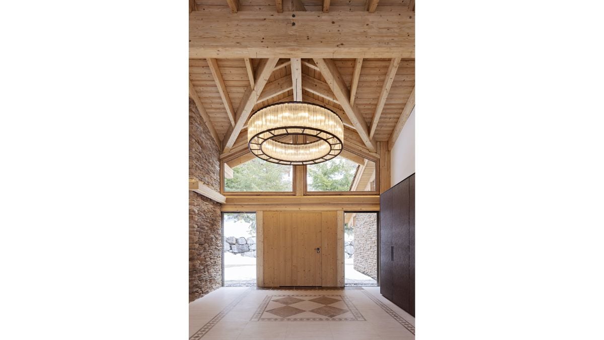 The chalet has a traditional mountain feel thanks to the oak wood, dry stone walls, and exposed beams.