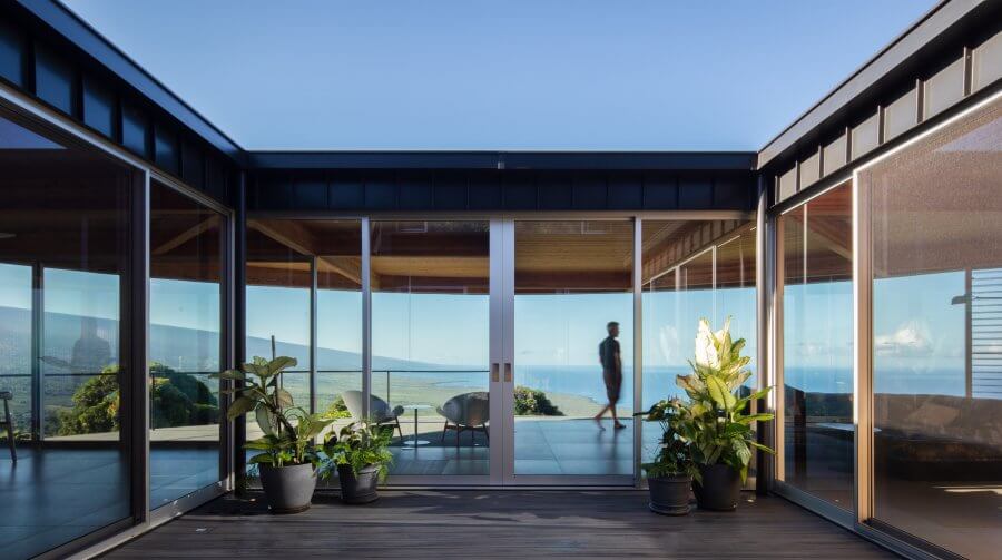The courtyard in the heart of the house, with access to the various areas of the house through the glass doors.