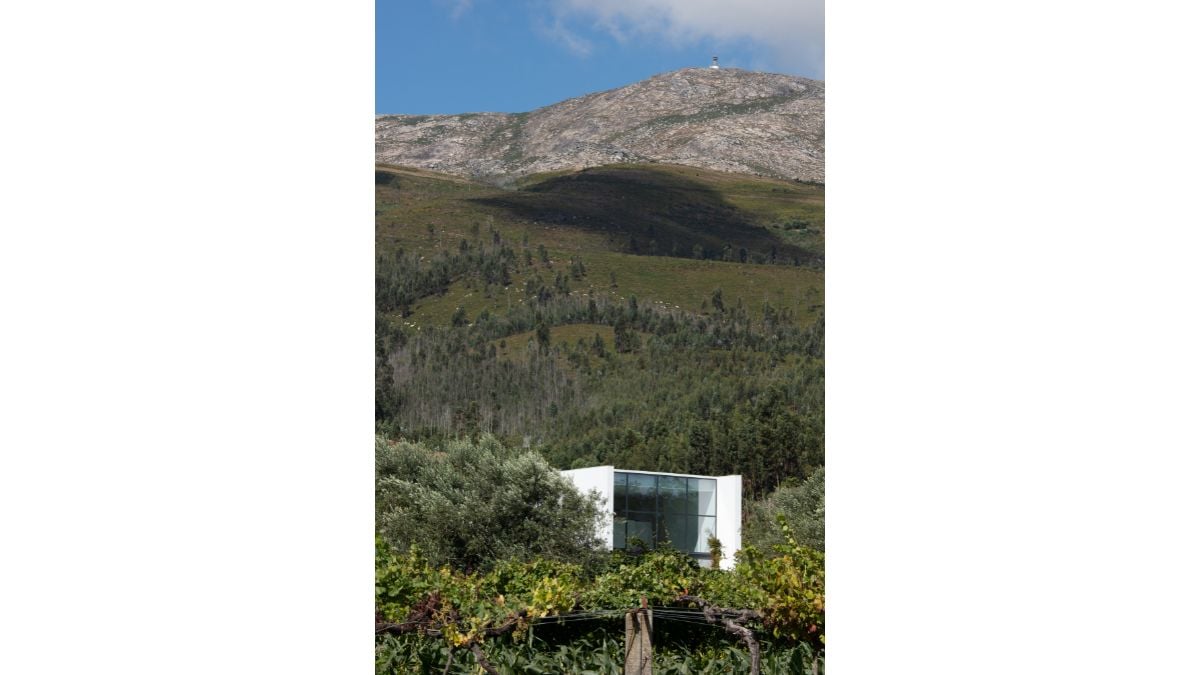 Referencing the tightly packed, parallelepipedic masses of regional popular architecture in northern Portugal and changing its scale to the surroundings.
