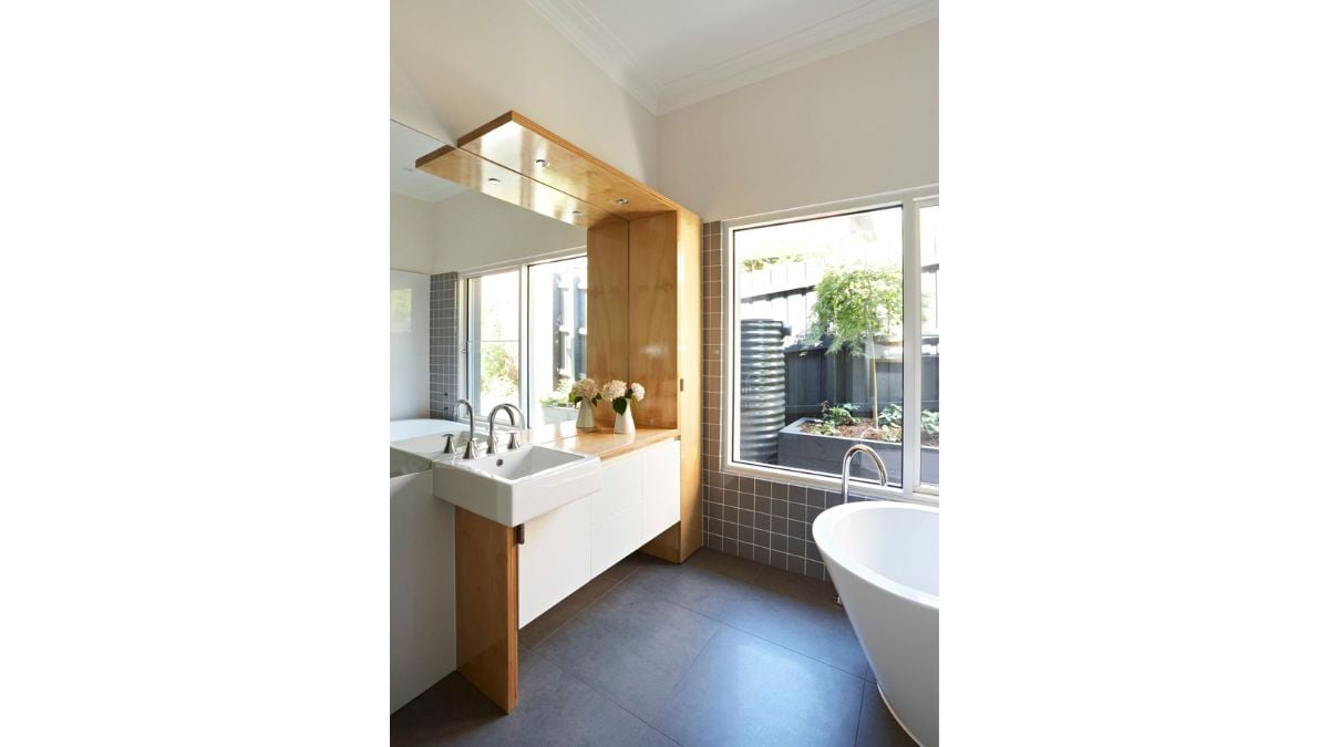 The sunshine that enters via the windows makes the bathroom bright.