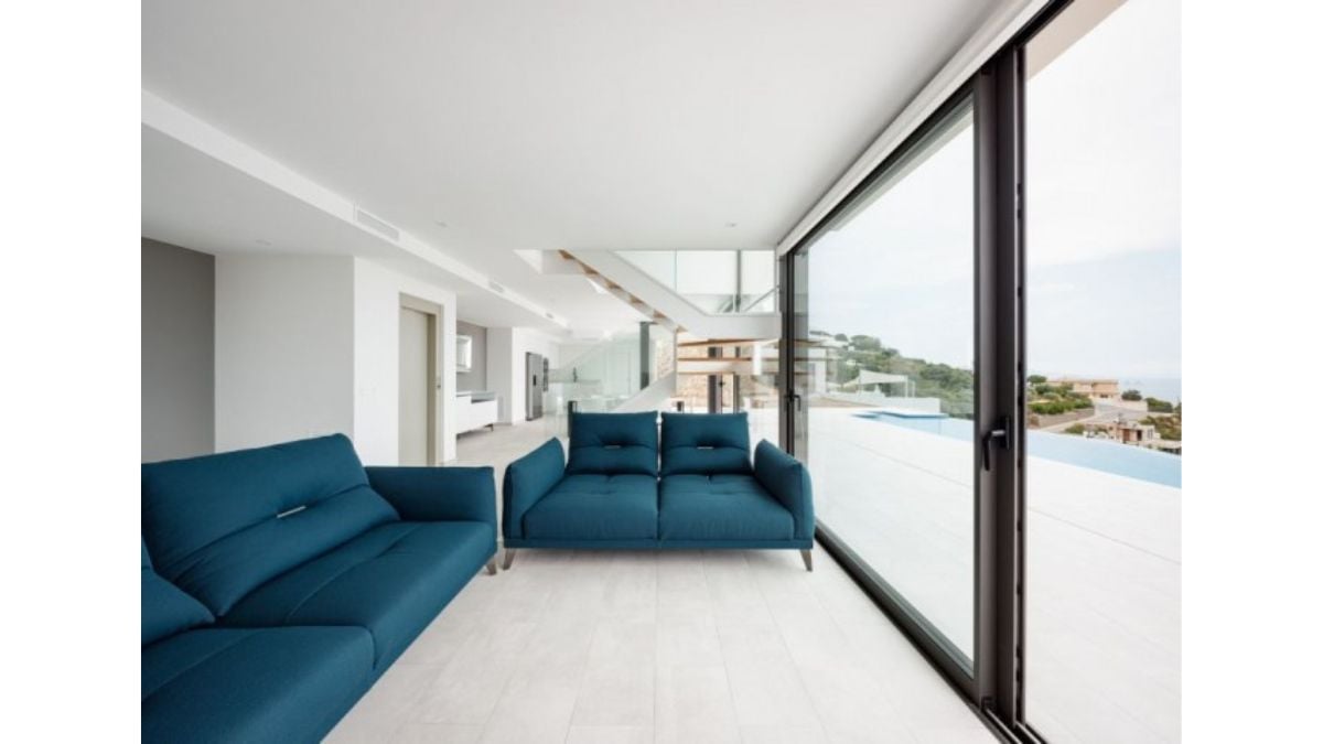 Because of the sunlight, the living area, which is on the lower level of the house, feels bright.