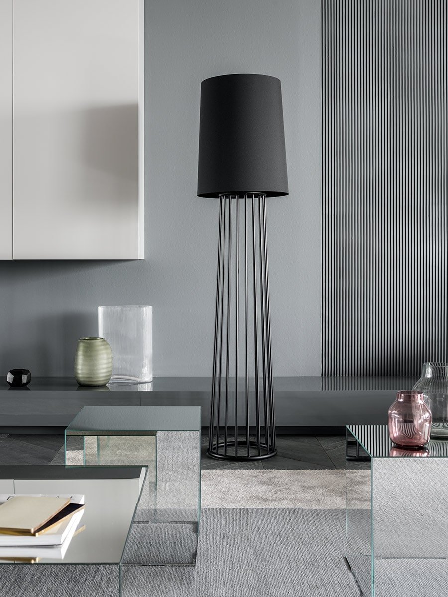 The layered carpets meet fabrics with exciting haptic features and smooth marble and mirror-glass surfaces, while earth and gold-toned accessories provide an extra touch of luxury.