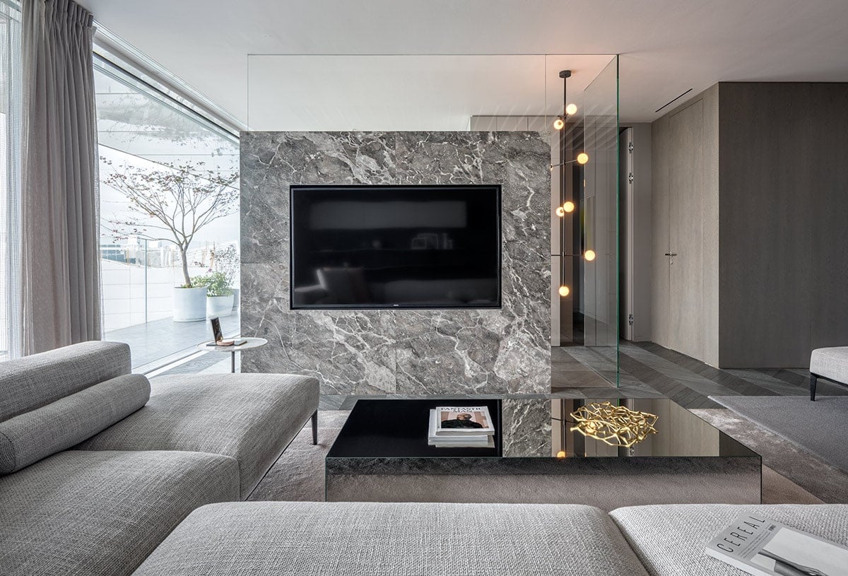 The contrasting, yet matching mix of materials creates an atmosphere of both calm intimacy and excitement in the living area. 