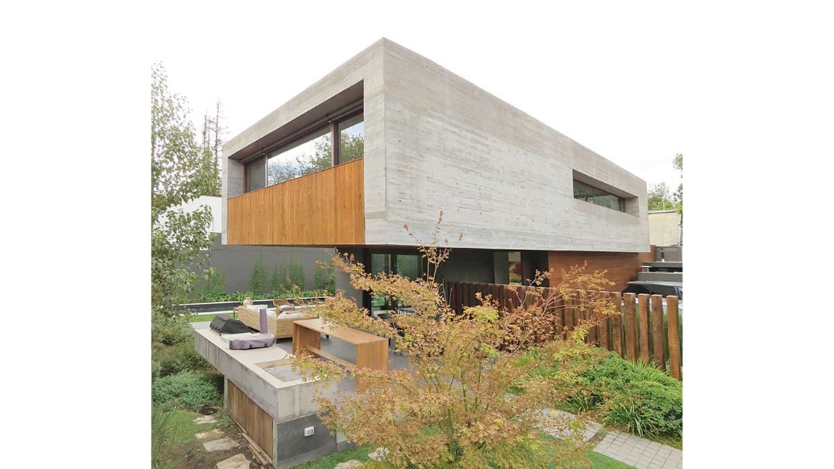 The common areas are all located on the first floor, which prioritizes visibility to the garden and terraces and creates patios that link the inside and outside.