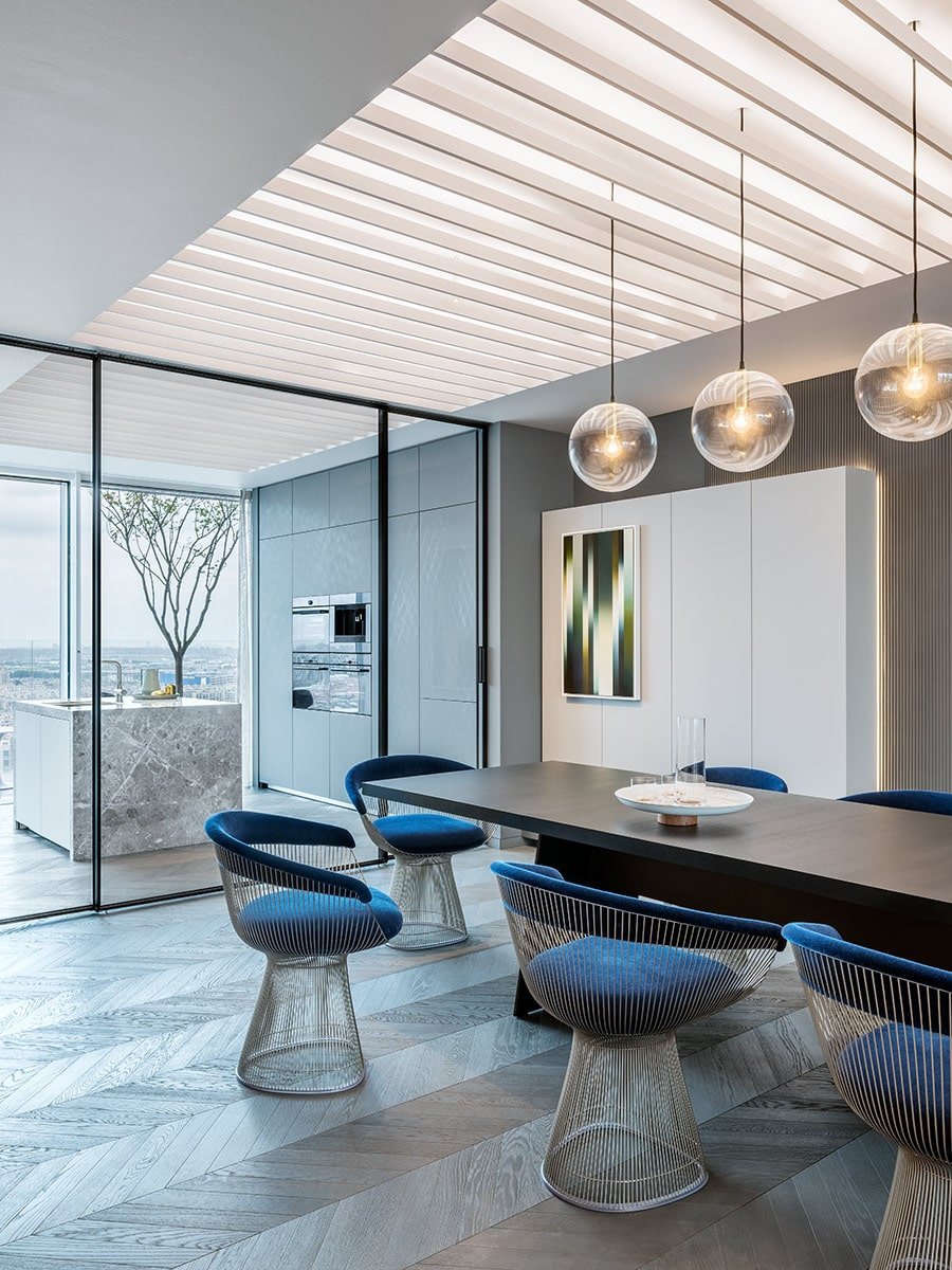 Herringbone-patterned parquet flooring in dark grey literally lays the foundation for the “Shades of Grey” theme, whereas contrasting hues of green and blue create highlights and support the apartment’s modern, elegant and calm atmosphere. 