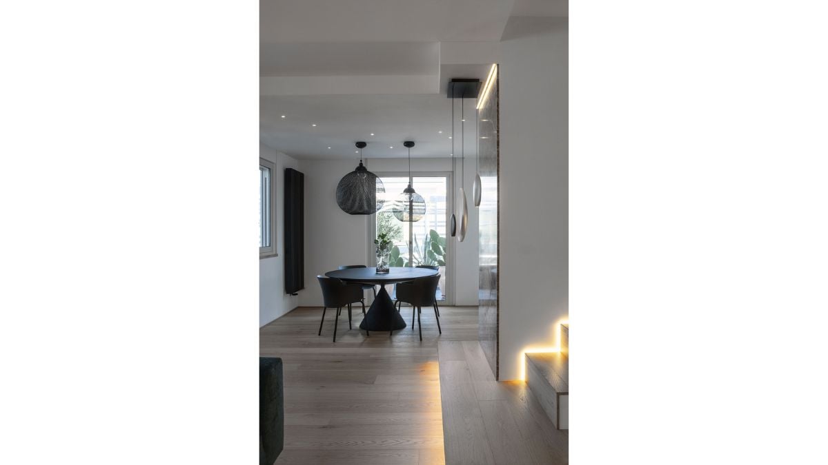 The living room is connected to a nice equipped dining area.