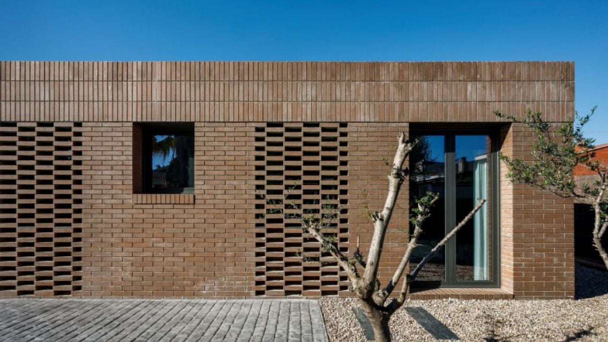 Brick may be utilized to produce a range of architectural styles, from conventional to contemporary, and it is readily available in a number of colors and textures.