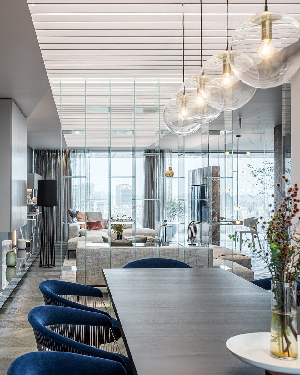 A painted aluminium slat ceiling both zones the living-dining area and creates a cosy atmosphere through indirect lighting. 