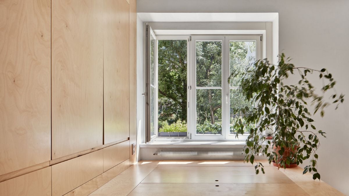 The platform serves as the space's compositional foundation, and due to its compactness, it fosters an airy, relaxed environment.