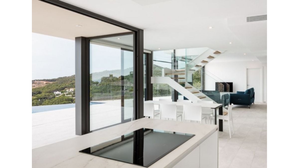 The glass material, which can draw attention from its view, is one of the materials employed in this house.