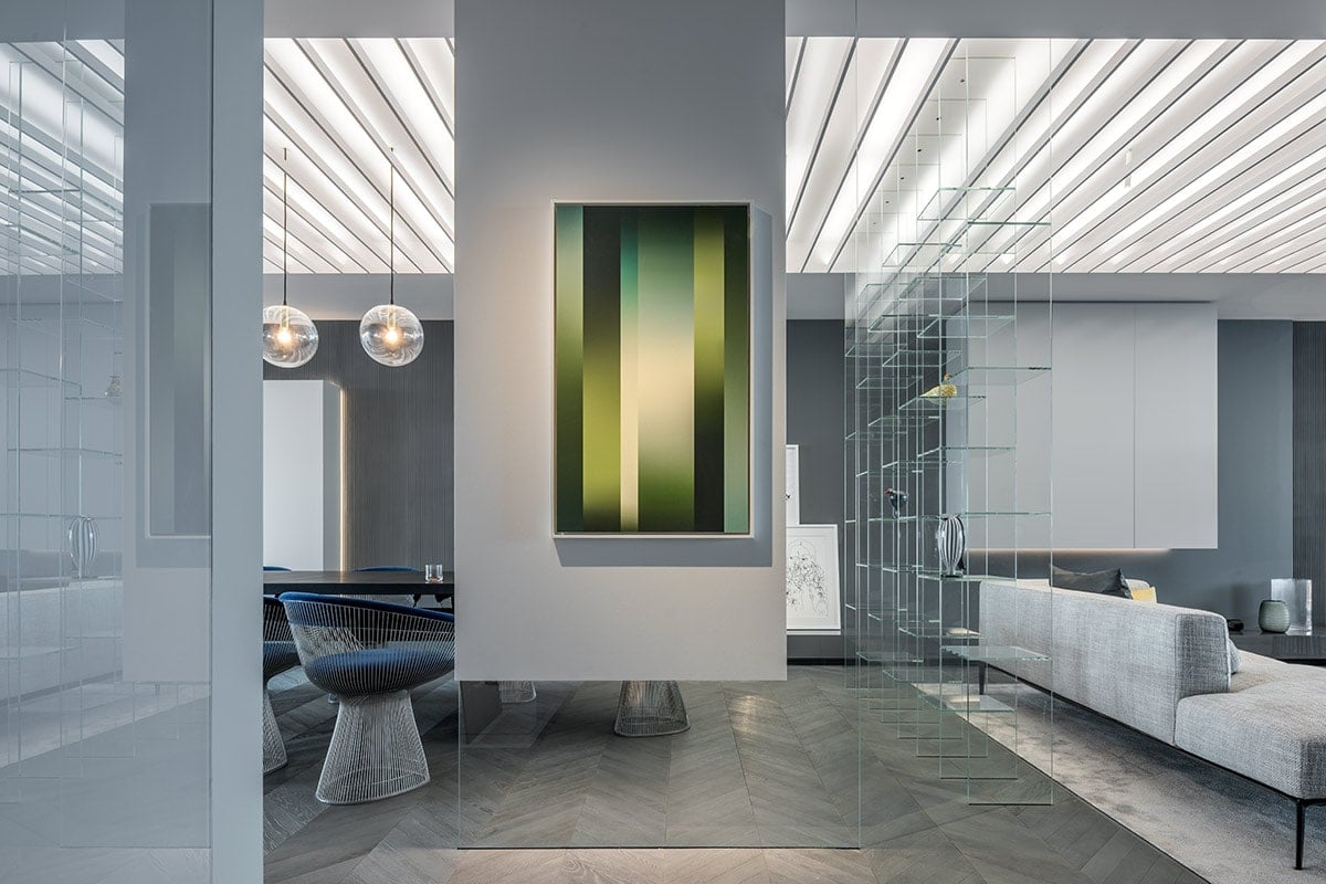 Upon entering the apartment, a piece of art in green tones instantly attracts the visitor’s attention. 