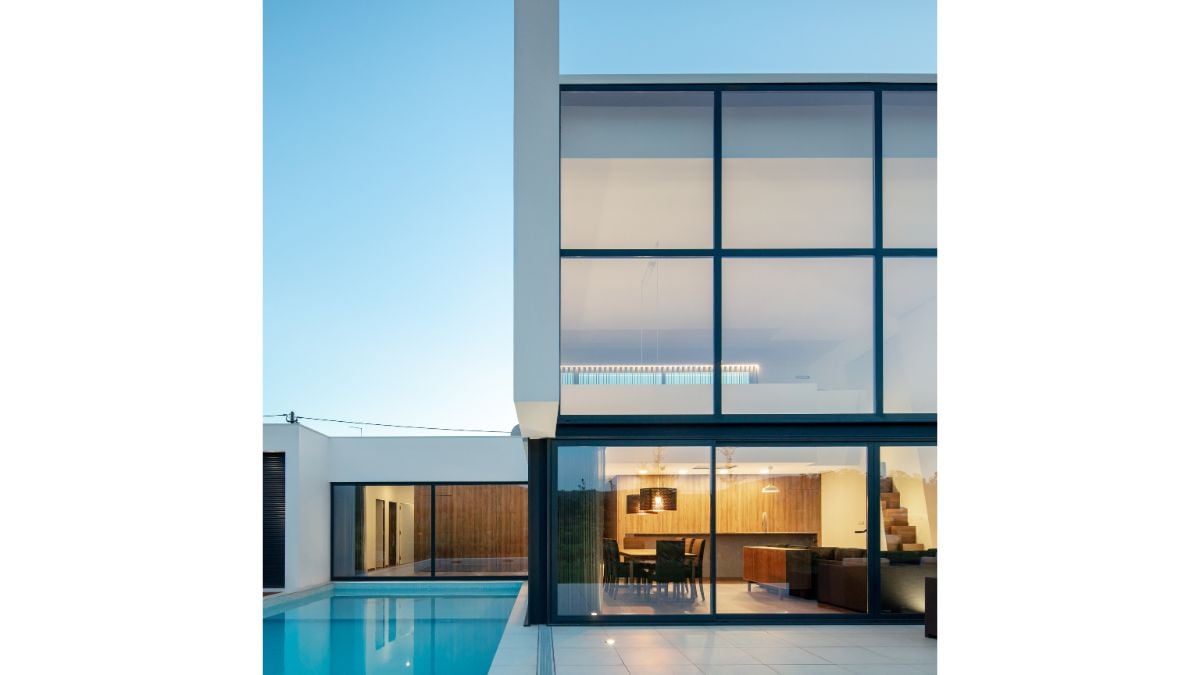 Despite being transparent, the northeast entrance enables a regulated interaction with natural light.