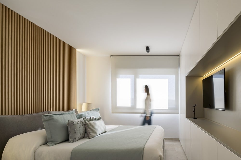 Wooden slats are also carried into the bedroom for a continuous flow of design. 