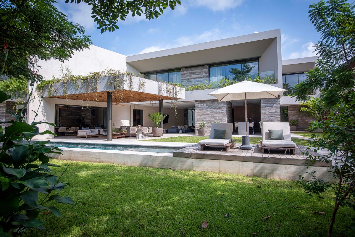 The public area, which consists of the pool house, is separated from the kitchen and terrace by a diagonal wall that runs through the house.