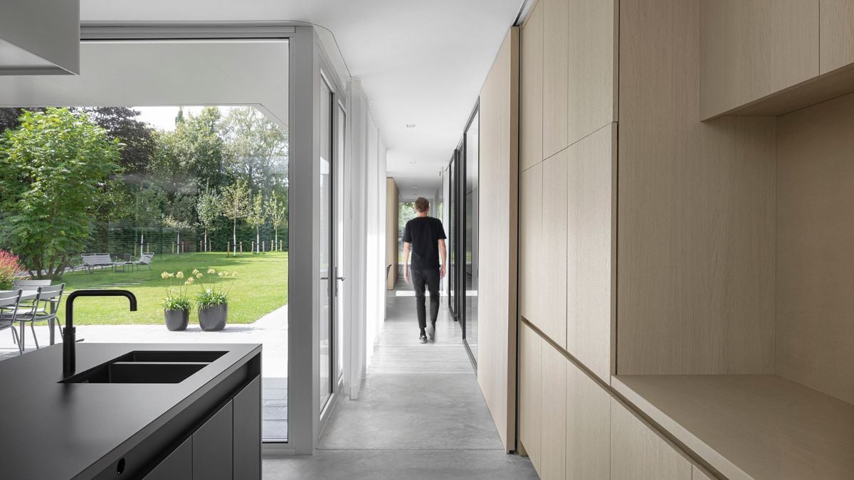 The minimalist, all-natural material palet creates a laid-back, luxurious ambience.