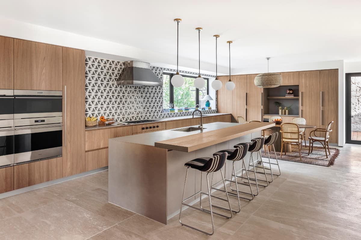 In the kitchen, stools made from camel leather and linen soften the strong lines.