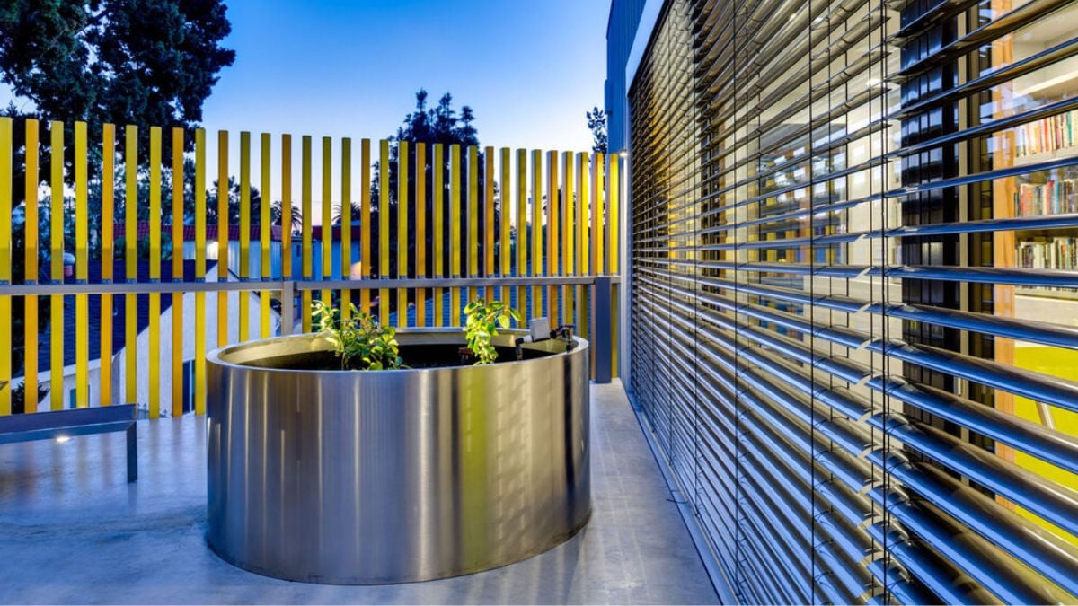 Exterior fully automated venetian blinds significantly limit heat gain, keeping the home comfortable and cool.
