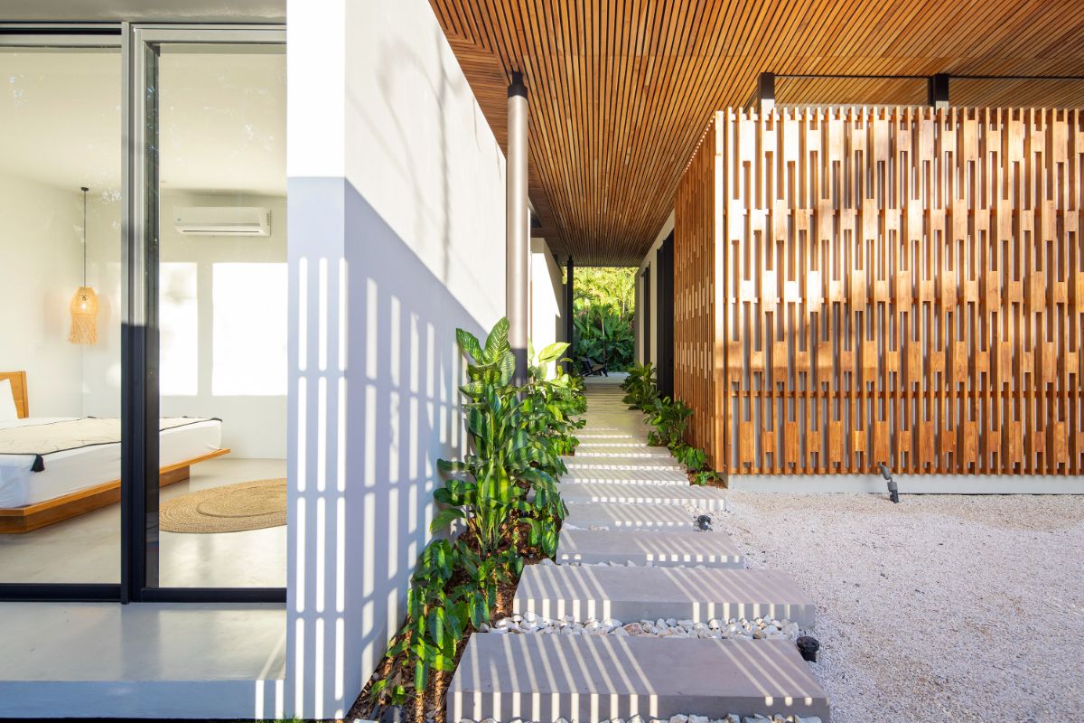 The concrete materials utilized in the bedroom distinguish the house's main steel construction.