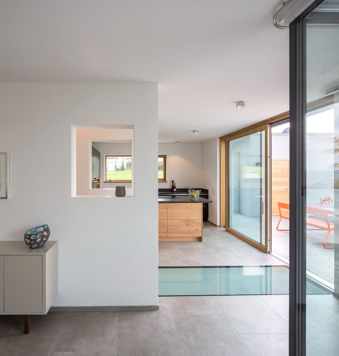 The main living spaces with living-food-cooking and working are on the ground floor, near to the barrier-free access with huge wardrobe.