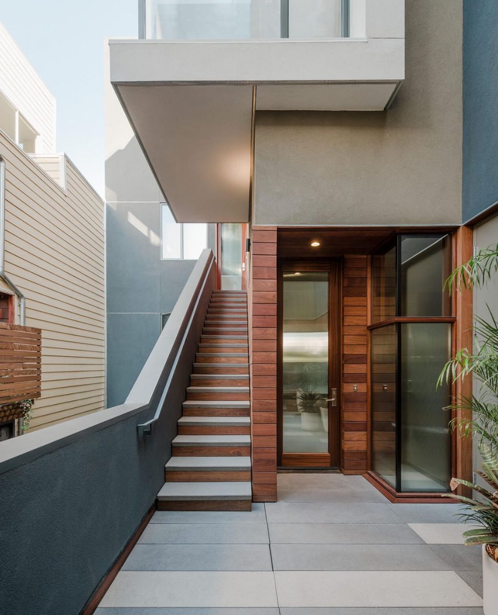 A courtyard in the middle gives the townhouses plenty of light and air, with gracious entries and views. 