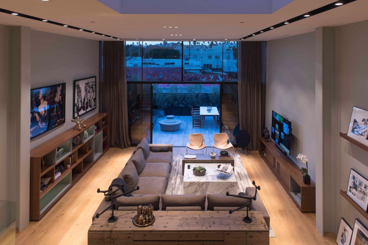 The upper level of the social area with the interior furnishings was meticulously created so that the materials could provide color contrasts and a harmonic and natural integration of space, art, and daily use.