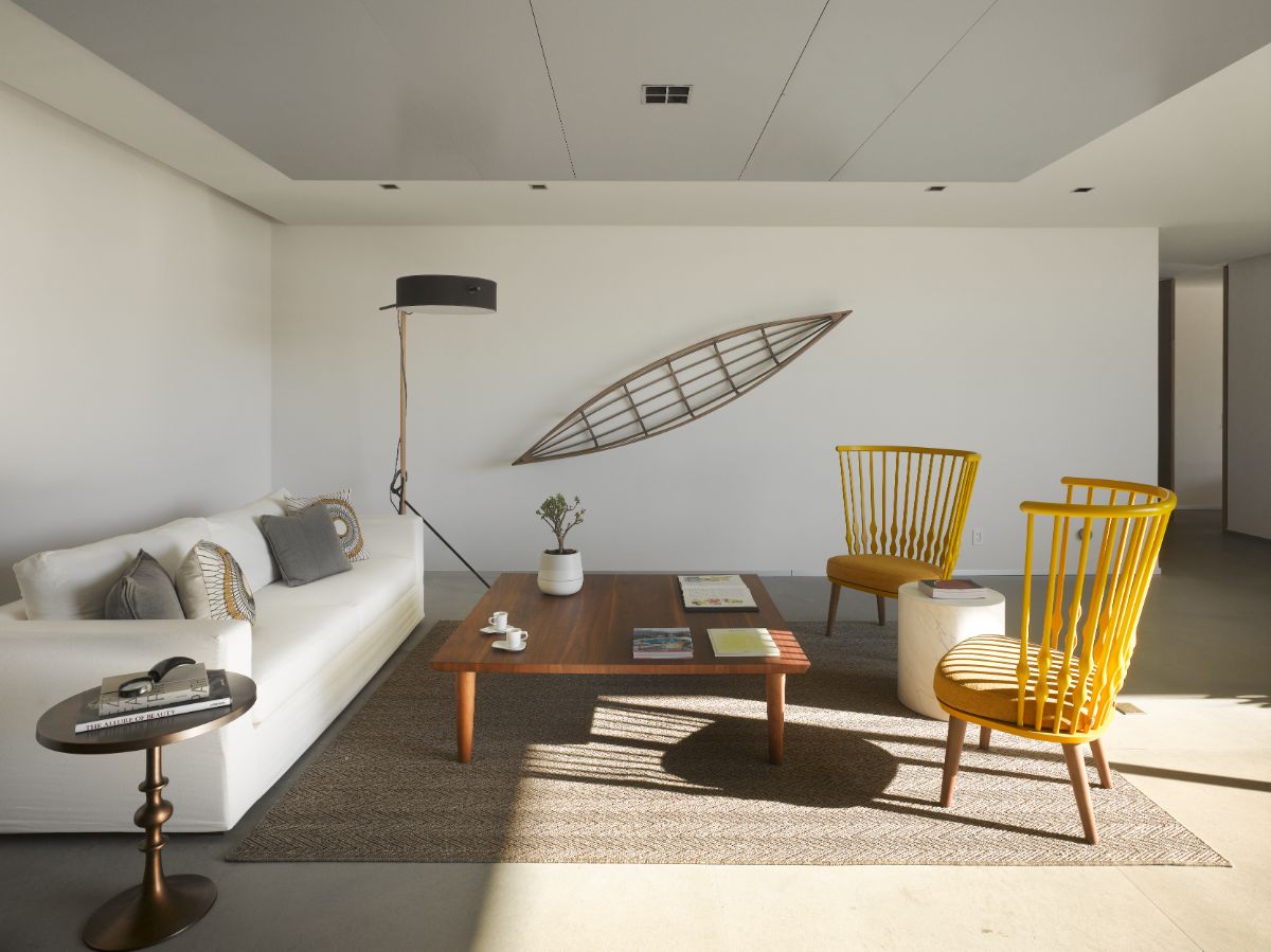 Another living space with furniture that combines current architecture and classic elements.