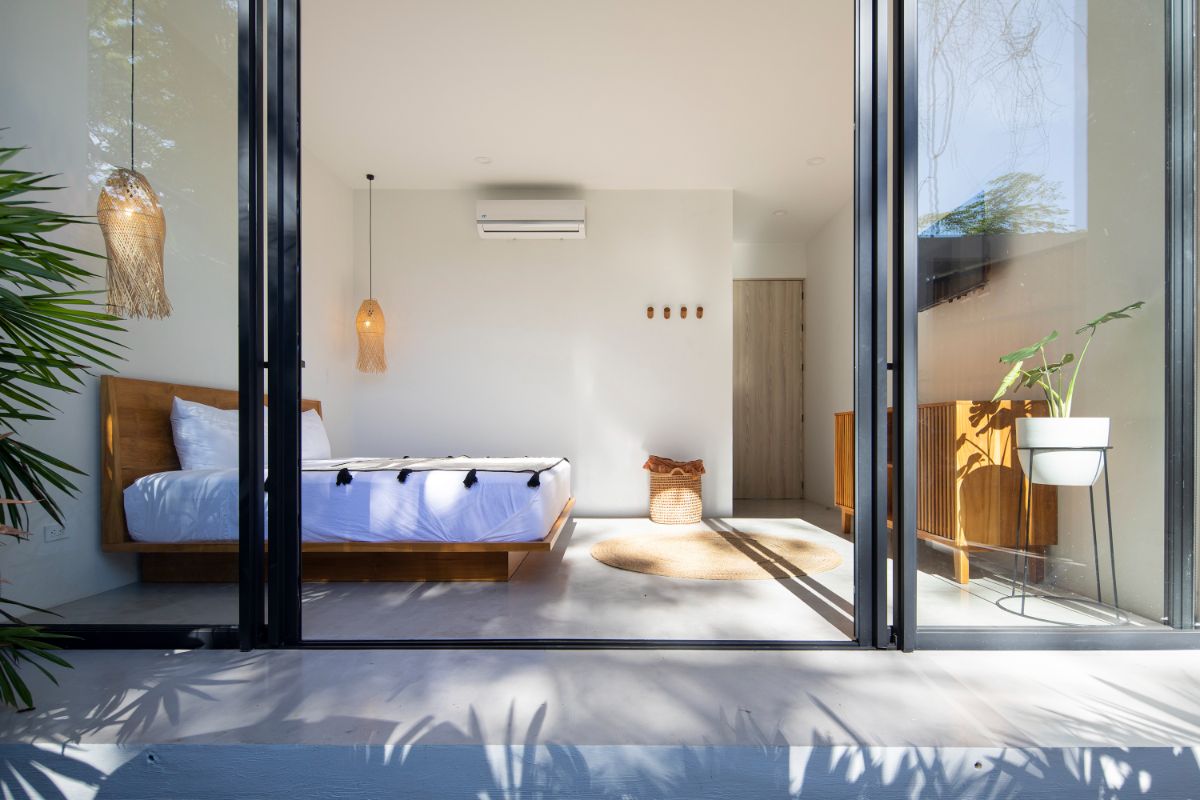 The huge sliding doors in the bedroom provide direct access to the garden and pool.