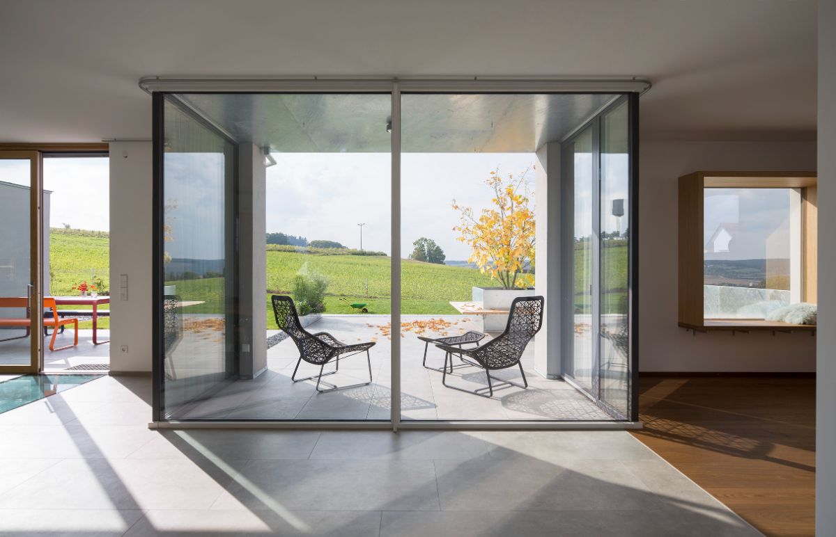 The ground floor was intended as a fully glass, retractable loggia. It provides permeability and airiness to the interior.
