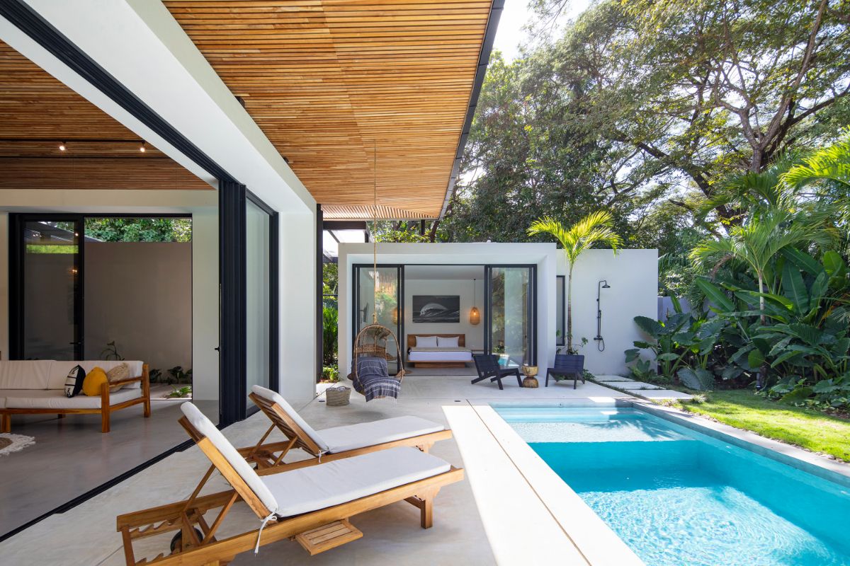 A swimming pool in the internal garden creates leisure spaces that play with light.