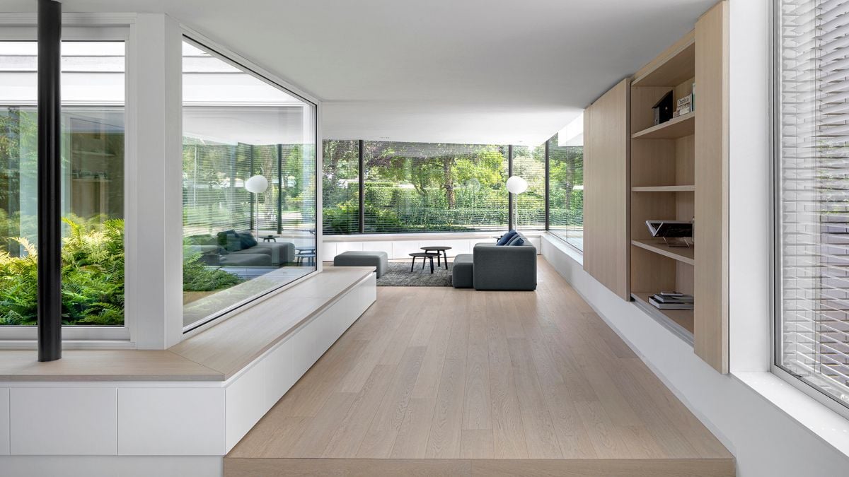 To connect the many rooms of the house, large wooden surfaces have been used.
