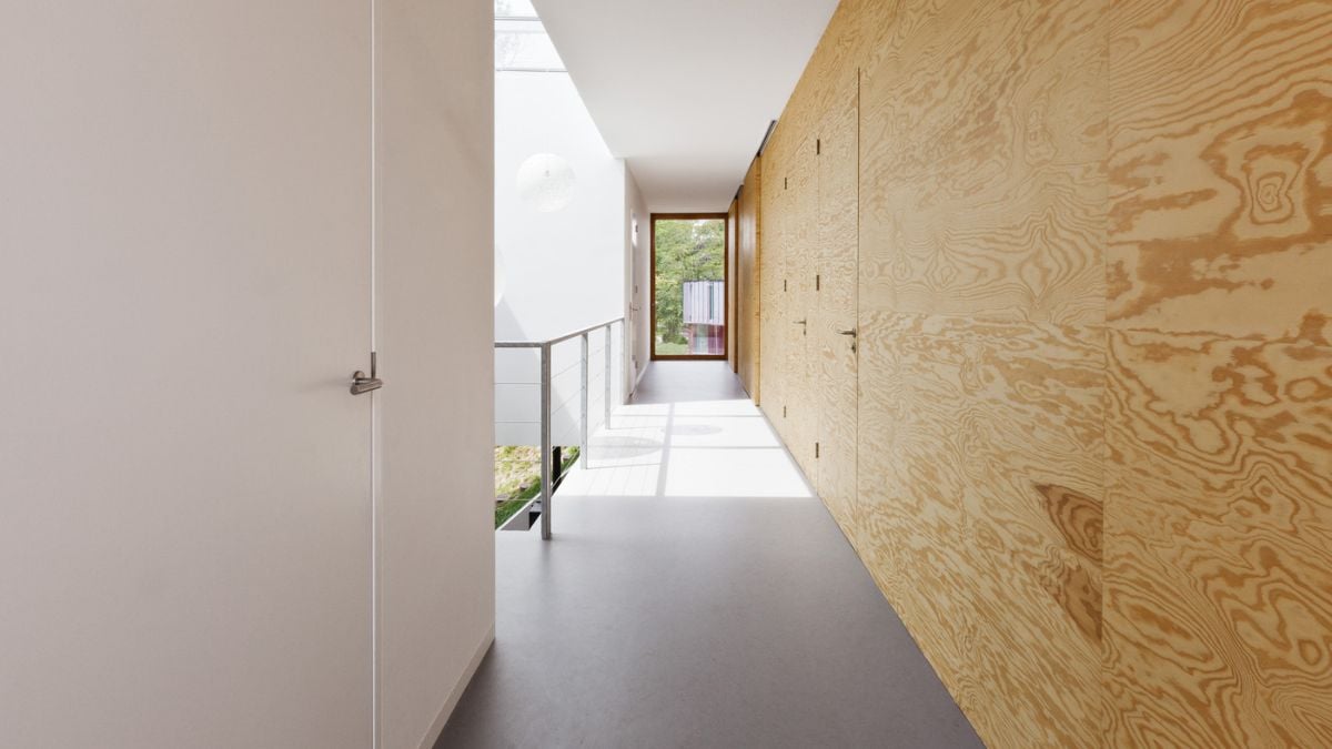 The pine wood reinforces the connection between the house's various rooms and nature.