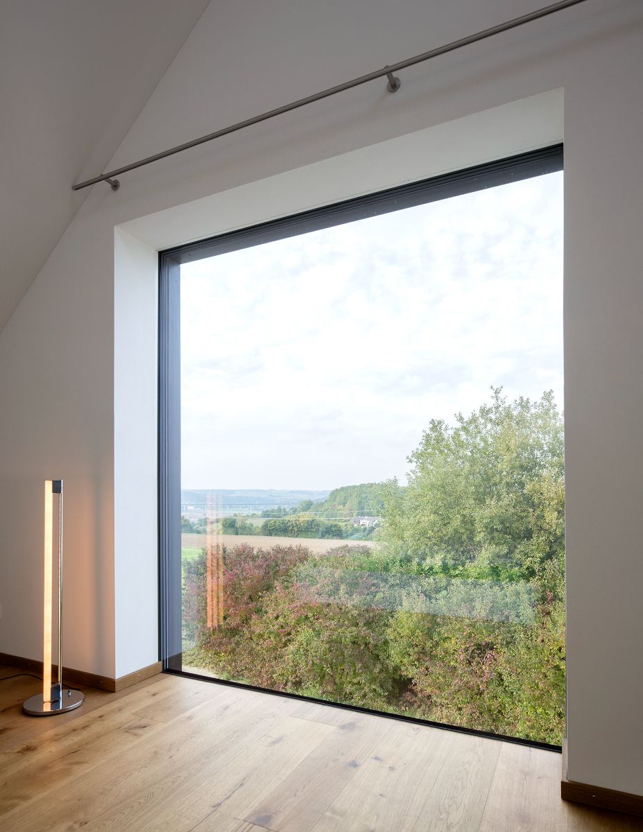 The huge inter-glazing glass pane in the north set in a lamellar formwork, and the two-story incision in the south.