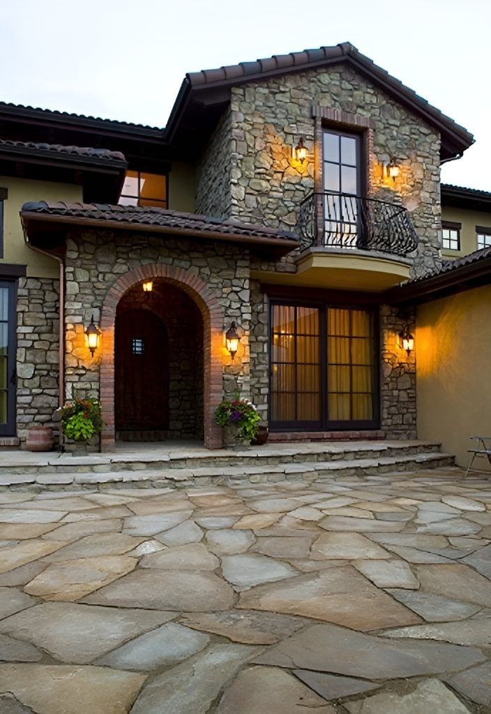 Front entry with an archway leading to the home's front door.