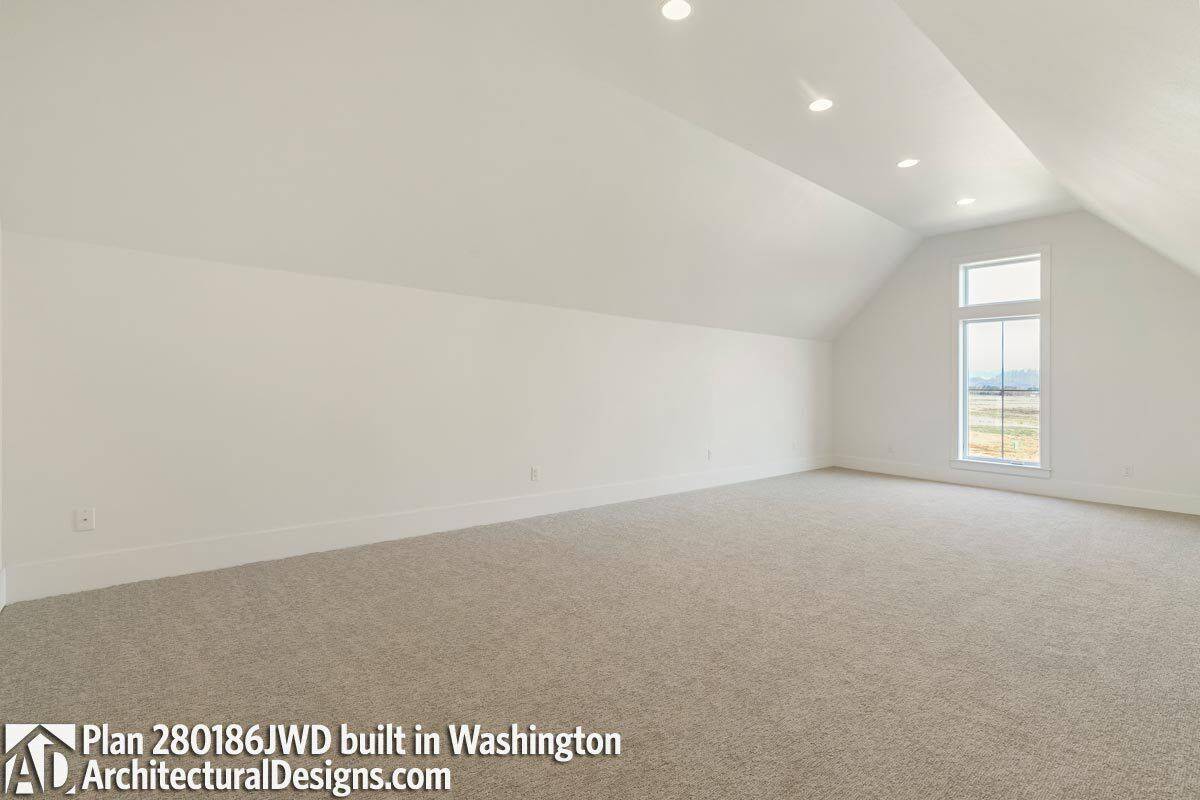 Bonus room with a vaulted ceiling and a carpeted floor.