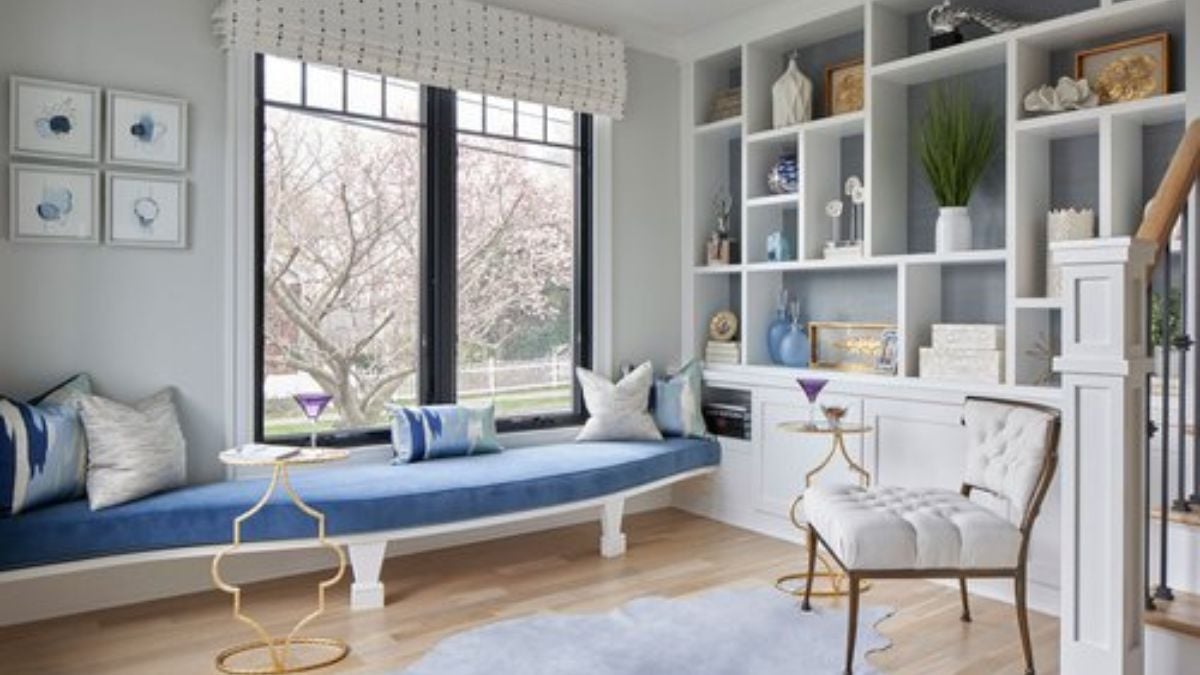 A couch with a light blue color complemented the room's light elements.