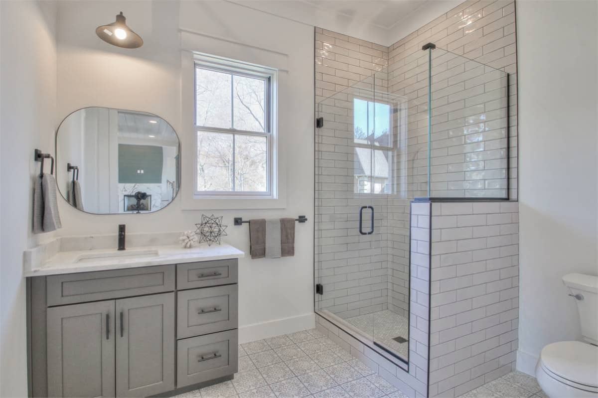 Modern Guest Bathroom with Tiled Shower