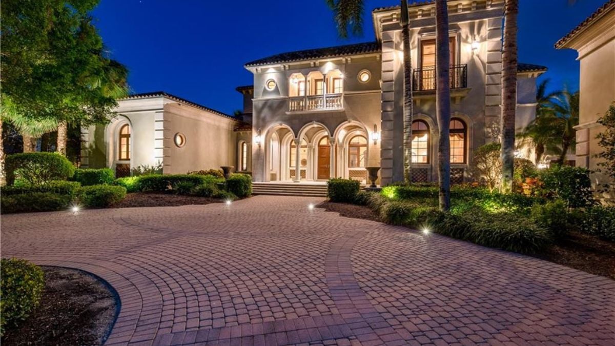 $24.9 Million 0.83 Acre Estate in Naples, FL driveway.