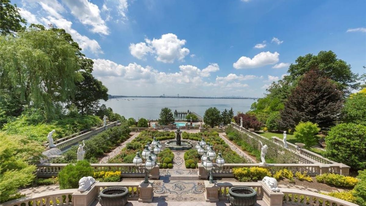Outside view of the mansion from the veranda