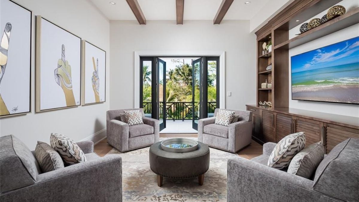 A place where VIP can gather with a round table at the center and television for entertainment.