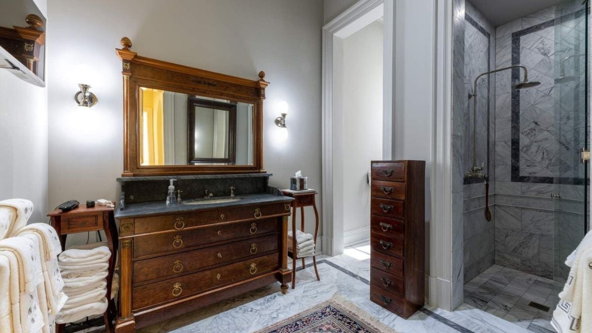 Secibdary bathroom