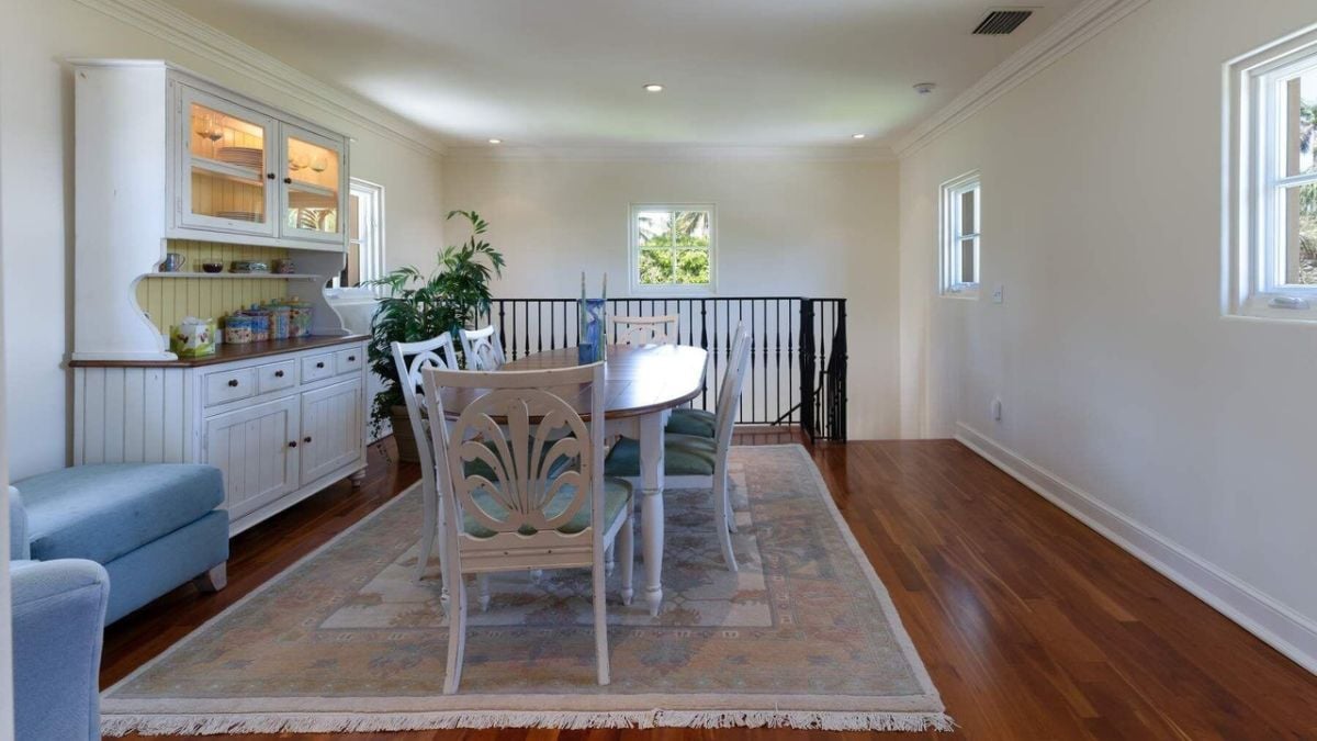 Upper floor's table set