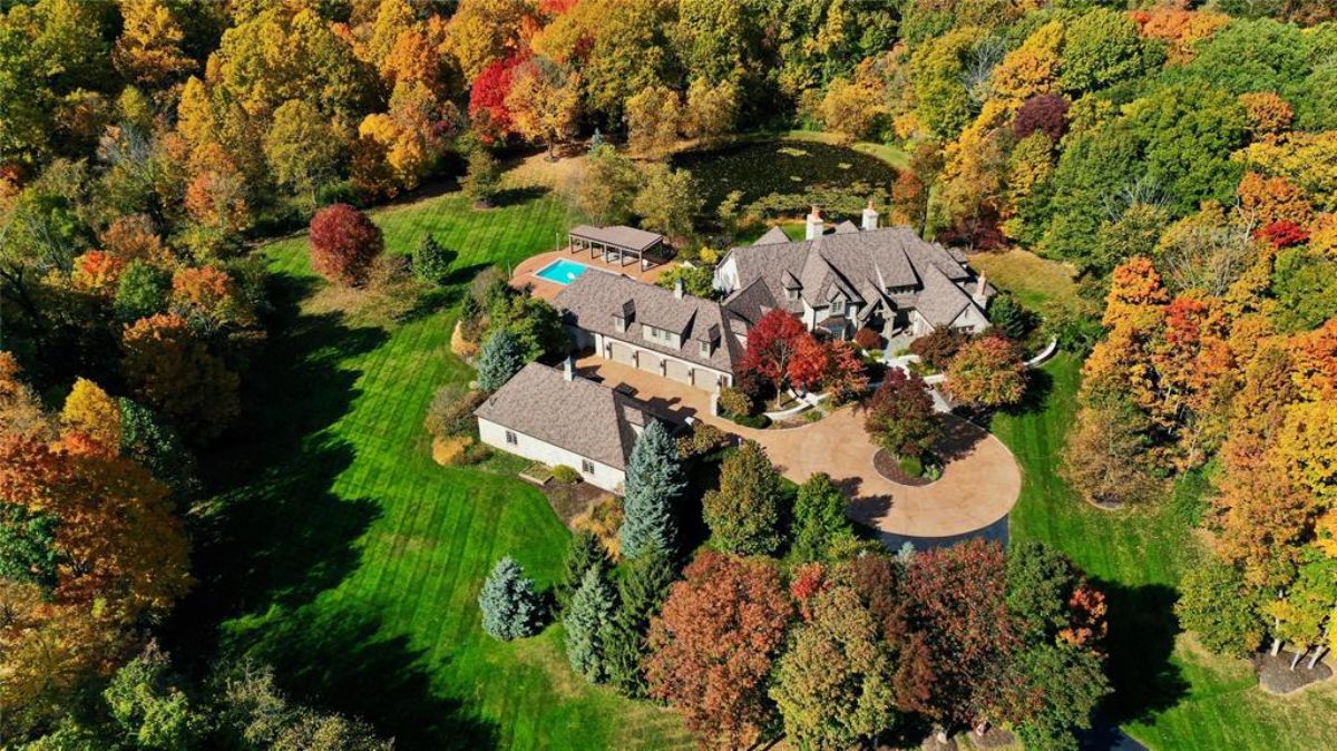A different view of the whole mansion.